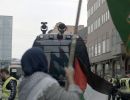 03 kvinna med flagga och overvakning